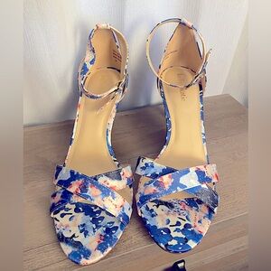 Kellie & Katie Blue Print Heels
Size 10
Versatile